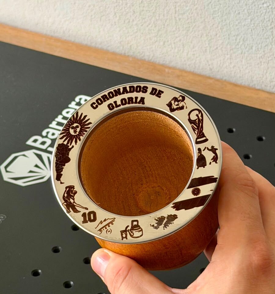 Cebando un mate, agua cayendo desde la pava sobre la yerba